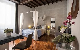 Apartment Near Trevi Fountain